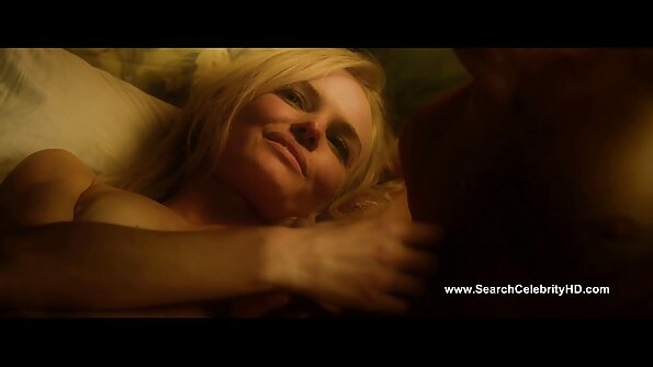 Голема газ русокоса добива кур во нејзината влажна пичка во оваа сцена