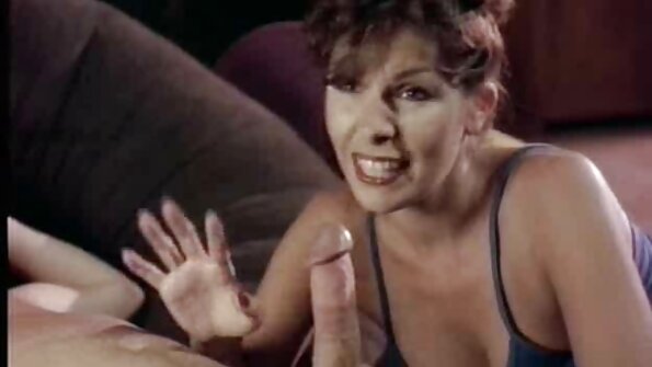 Голем пар на пичове ги лепат своите курови во прекрасна бринета