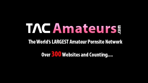 Бимбо со пирсинг на брадавиците се заебава во нејзиното жешко мало тело