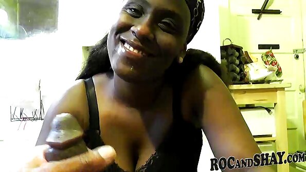 Се заебава плавуша со жежок кружен задник на масата за масажа