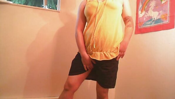 Пиленце со големи цицки ја пробива пичката на масата