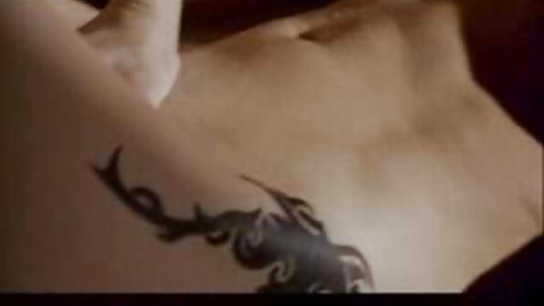 Една симпатична жена со пирсинг на брадавиците покажува дека нејзината грабне е подгрбавена