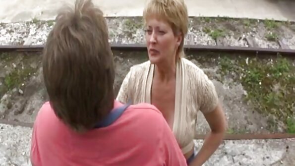 Еден пријател со седа коса ја напаѓа оваа жешка и симпатична тинејџерка