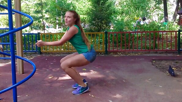 Жешка сосема природна русокоса го позиционира затегнатиот задник за анален