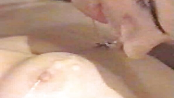 Жешка бимбо со убав кружен задник добива одредена анална пенетрација