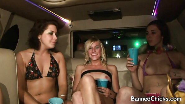 Секси бринета со тесна пичка ебат двајца големи мажи