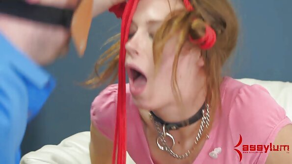 Курва со наочари сака анален секс и го прима