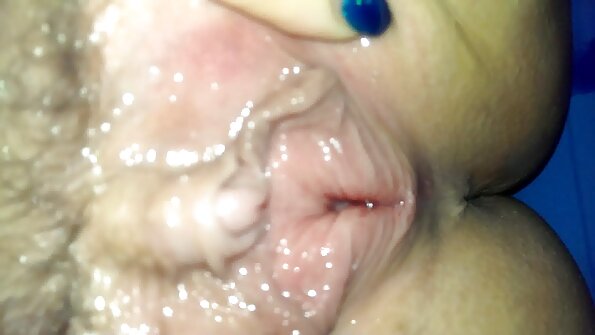 Русокоса мила со голем плен го вози курот на нејзиниот црн партнер