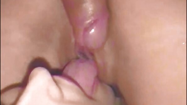 Една црна фраерка бакнува жешко ќелаво пиле пред партнерот