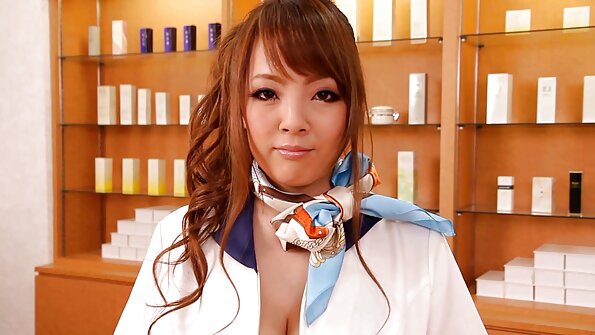 Една русокоса го затвара задникот со вратило во овој филм