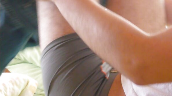 Плавуша која сака цицање се наведнува да го земе до задникот