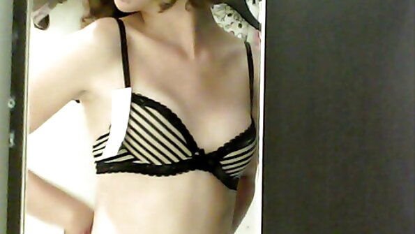 Плавуша која сака анален го шири задникот ширум за забава