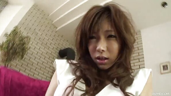 Плавуша со тетоважи чувствува дека нејзината пичка е навлезена во кујната