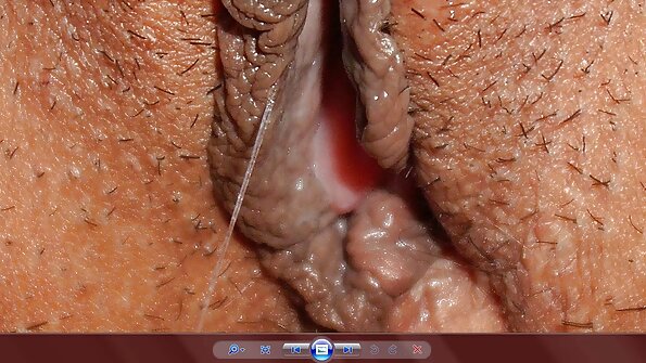 Бринета со тетоважи на раката е силно заебана на креветот