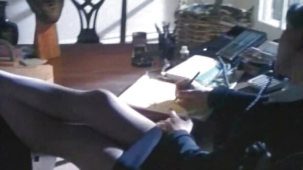 Бујна Азијка која го сака курот му прави удар на момче