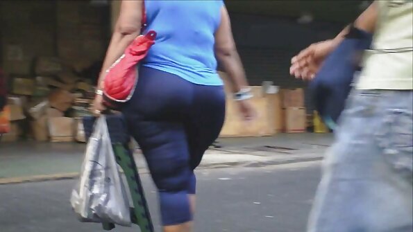 Бујна блудница со влакнеста пичка се набива навистина длабоко