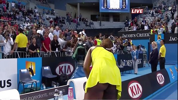 Во кујната се заебава бујна ролка со големи цицки и тетоважи