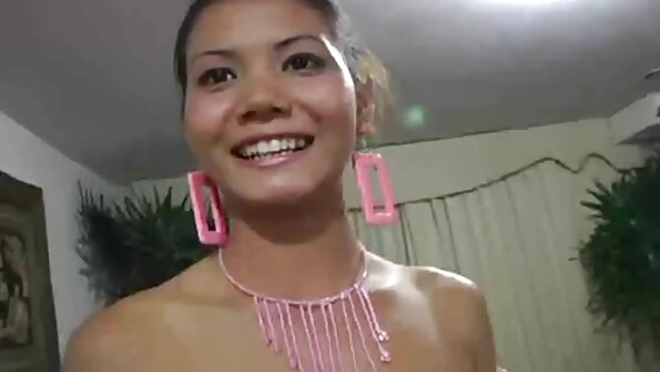 Пиле со жешки пирсинг на брадавиците се заебава на софата