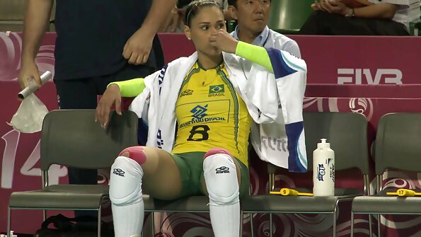 Симпатична кучка со секси тело се заебава во нејзината тесна пичка