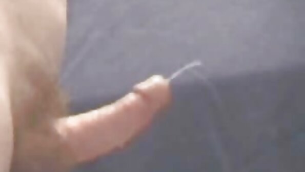 Фината бринета е сама по високи потпетици и се откачува