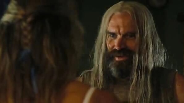 Жешка русокоса го полни задникот целосно со голем кур