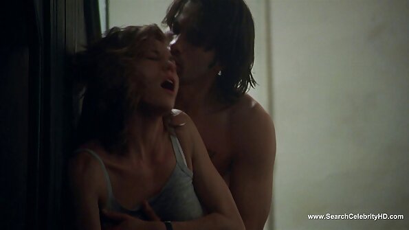 Целата природна русокоса слатка доби пријатна изненадна посета на сончев ден