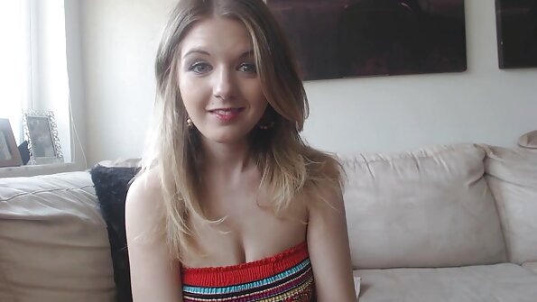 Аматерска русокоса блеска додека ја ебат во избричената пичка