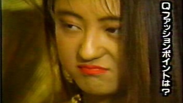 Црвенокоса и бринета прават некои работи на софата заедно