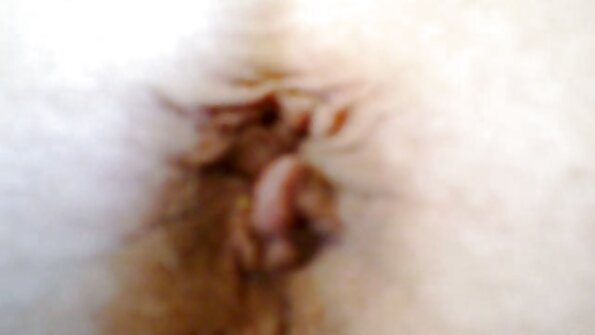 Секси тинејџерка црвенокоса се пробива во нејзината влажна грабна