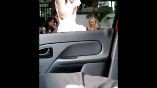 Тинејџерки бринета споделуваат голем пекер во HD сцена