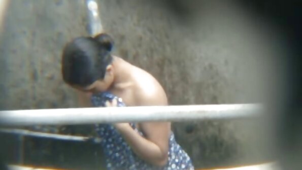 Шармантната девојка со црвена коса има потреба од гас и тврд кур