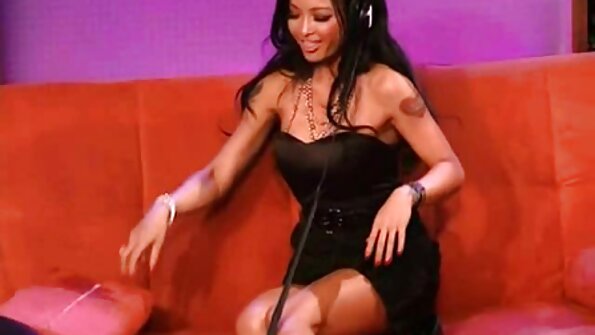 Чаби русокоса милф добива удирање од млада обетка