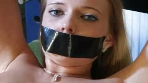 Една жена со голем задник ја отвора својата чувствителна област за да се коске