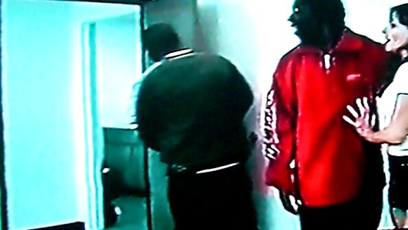 Бимбо русокоса прави видео со двојна пенетрација во тројка