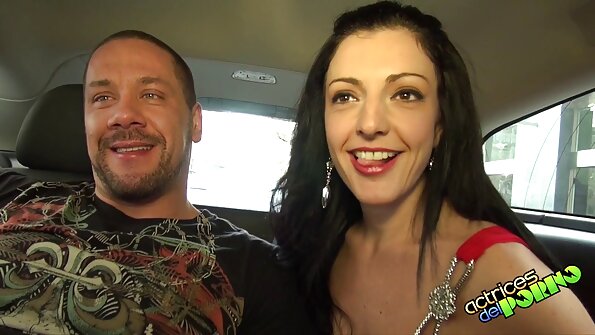 Кучка со огромни фантастични цицки длабоко навлегува