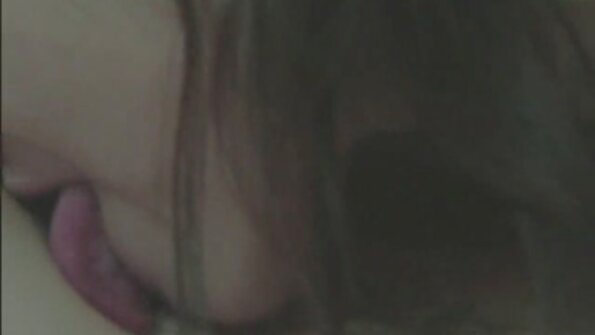 Црнец ја ебе жешката кучка во нејзиниот вкусен задник