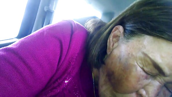 На една русокоса влакнестата пичка и е заебана на софата навистина длабоко