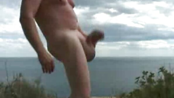 Плавуша прави неколку заводливи потези пред својот сакан