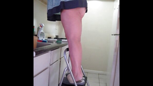 Плавуша која има убав задник добива рака во влажната пичка