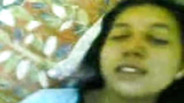 Плавуша која има тетоважи добива кур во нејзината тесна грабне