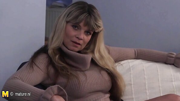 Принцеза со сини очи гледа во голем кур додека е на креветот