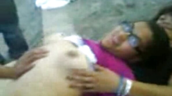 Тинејџерка бринета со убаво тело ја заебава нејзиниот љубовник