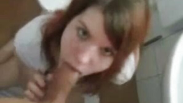 Бринета која има влакнеста пичка добива црн пекер