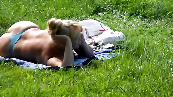 Бринета која има долга права коса има прав секс