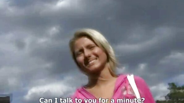 Пред нас на огромен кур јава бринета со голем задник