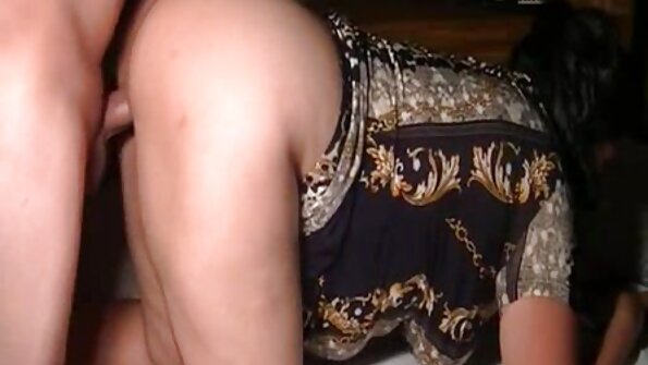 Бујна Латино се насмевнува додека си игра со своето големо дилдо