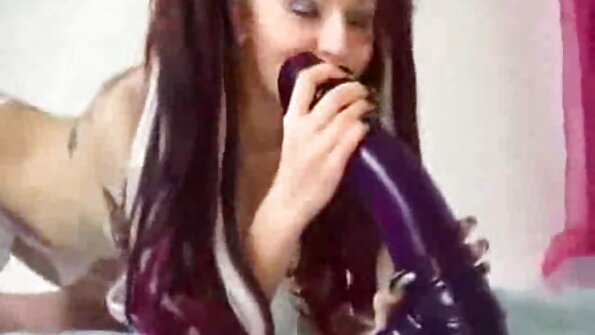 Слатка русокоса е во теретана каде и се ебани влажниот задник и пичката