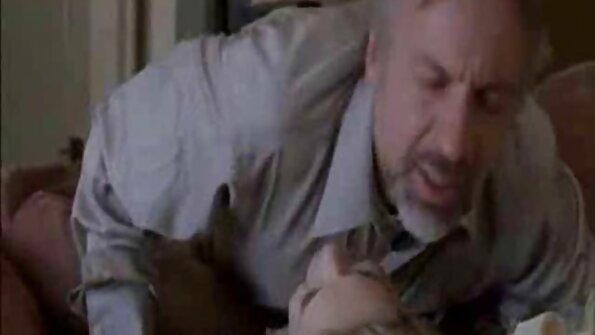 Прекрасната девојка аматерка цица и ебат крупно фраер