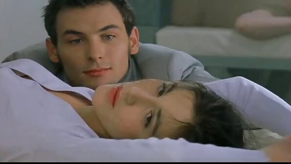 Тинејџерка и ја влечеат косата додека е на курот кучешки стил