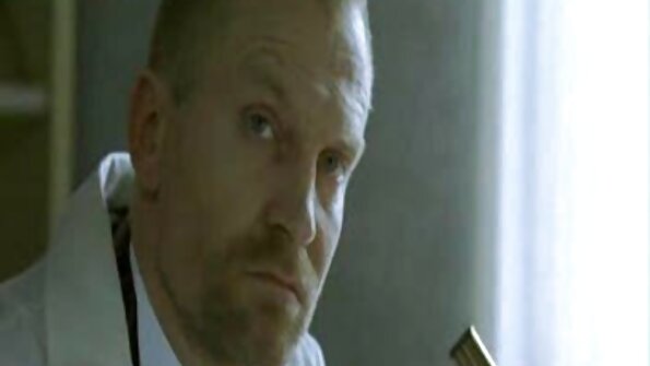 На русокосата пума сите нејзини дупки продираат маскирани пичове